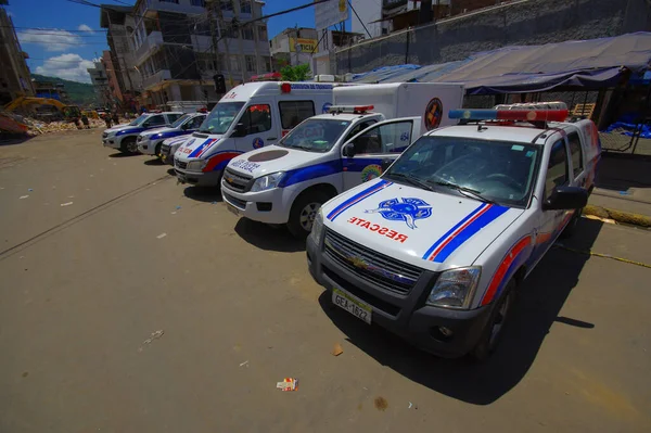 Portoviejo, Équateur - 18 avril 2016 : Des véhicules de l'équipe de sauvetage font des efforts de rétablissement après le tremblement de terre de 7,8 — Photo