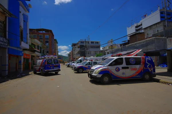 Portoviejo, Ecuador - 18 de abril de 2016: Vehículos del equipo de rescate haciendo esfuerzos de recuperación después del terremoto de 7.8 —  Fotos de Stock