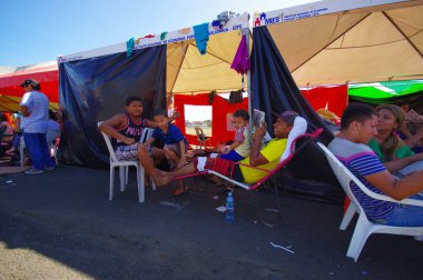 Portoviejo, Ekvador - 18 Nisan 2016: 7.8 depremden sonra mülteciler için çadırlar.