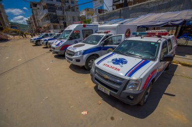 Portoviejo, Ekvador - 18 Nisan 2016: Kurtarma ekipleri 7.8 depremden sonra kurtarma çalışmaları yapıyorlar