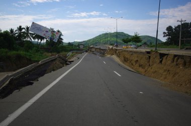 Portoviejo, Ekvador - 18 Nisan 2016: Yıkıcı 7.8 depremden sonra çatlak yol.