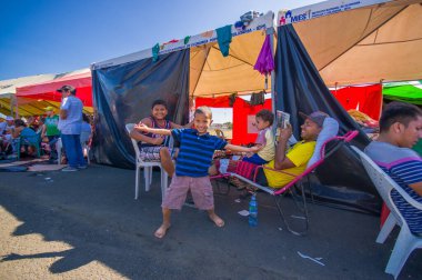 Portoviejo, Ekvador - 18 Nisan 2016: 7.8 depremden sonra mülteciler için çadırlar.