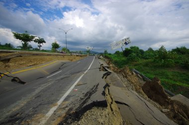 Portoviejo, Ekvador - 18 Nisan 2016: 7.8 depreminden sonra çatlak yol