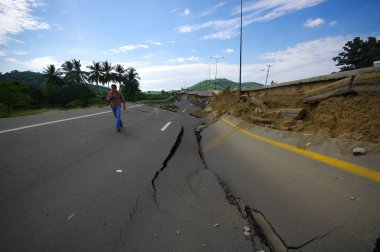 Portoviejo, Ekvador - 18 Nisan 2016: 7.8 depreminden sonra çatlak yol