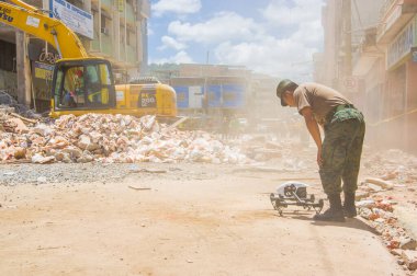 Portoviejo, Ekvador - 18 Nisan 2016: İHA, şehir merkezindeki 7.8 depremden sonra hayatta kalanları aramak için ordu tarafından çalıştırıldı