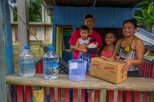 Chone, Ecuador - 18 de abril de 2016: Familia recibiendo ayuda en medicina alimentaria y agua después de 7,8 terremotos que destruyeron su casa y la mayor parte de la provincia de Manabí —  Fotos de Stock