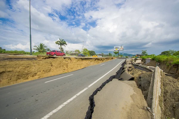 Portoviejo, Ecuador - April, 18, 2016: Cracked road after 7.8 earthquake — Stock Photo, Image