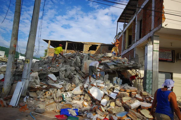 Портовьехо, Эквадор - 18 апреля 2016 года: Гора обломков обрушившегося здания после землетрясения магнитудой 7,8 — стоковое фото