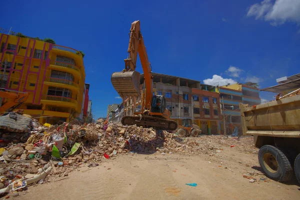 厄瓜多尔Portoviejo - April, 18, 2016: Heavy machinery picking rubble from destroyed buildings after tragic and devastating 7.8 earthquake in city centre — 图库照片