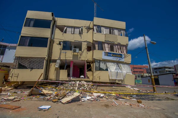 Portoviejo, Ekvador - 18 Nisan 2016: 7.8 şiddetindeki deprem sonrası etkiyi gösteren bina