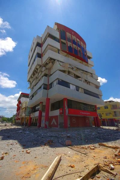 Portoviejo, Ecuador - 18 de abril de 2016: Edificio que muestra las secuelas del terremoto de 7.8 — Foto de Stock