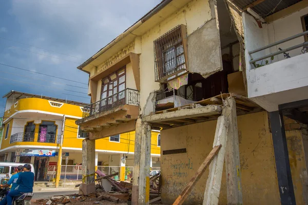 Portoviejo, Ekvador - 18 Nisan 2016: İki katlı ev cephesi 7.8 deprem sonrasında yıkılmıştı