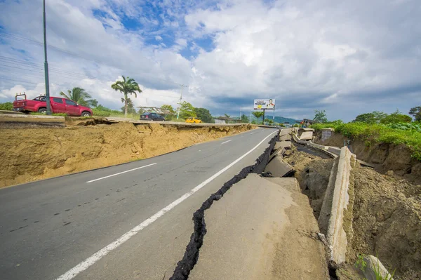 Portoviejo, Ecuador - April, 18, 2016: Cracked road after 7.8 earthquake — Stock Photo, Image