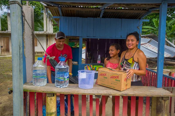 Chone, Équateur - 18 avril 2016 : Une famille reçoit de l'aide en médecine alimentaire et en eau après le tremblement de terre de 7,8 qui a détruit sa maison et la majeure partie de la province de Manabi — Photo