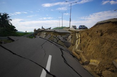 Portoviejo, Ekvador - 18 Nisan 2016: 7.8 depreminden sonra çatlak yol