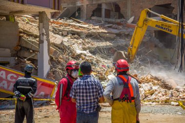 Portoviejo, Ekvador - 18 Nisan 2016: Kurtarma ekibi 7.8 depremden sonra kurtarma çalışmaları yapıyor