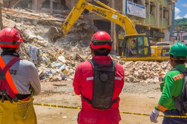 Portoviejo, Ekvador - 18 Nisan 2016: Kurtarma ekibi 7.8 depremden sonra kurtarma çalışmaları yapıyor