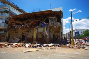 Portoviejo, Ekvador - 18 Nisan 2016: Şehir merkezini ve Manabi ilinin büyük bölümünü yok eden 7.8 depremin ardından meydana gelen etkiyi gösteren bina