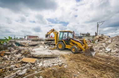 Portoviejo, Ekvador - 18 Nisan 2016: Yıkılmış bir evin 7.8 depremden sonra yıkılması, ağır makinelerin enkazı kaldırması.