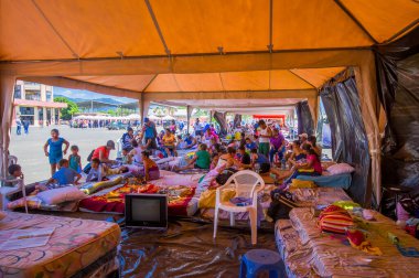 Portoviejo, Ekvador - 18 Nisan 2016: 7.8 depremden sonra mülteciler için çadırlar.