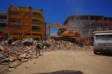 Portoviejo, Ekvador - 18 Nisan 2016: Şehir merkezinde meydana gelen trajik ve yıkıcı 7.8 depremden sonra yıkılan binaların enkazlarını toplayan ağır makineler