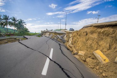 Portoviejo, Ekvador - 18 Nisan 2016: 7.8 depreminden sonra çatlak yol