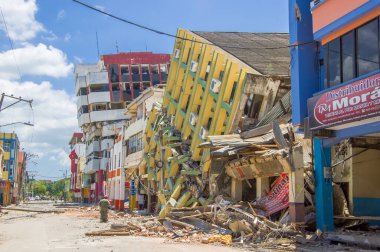 Portoviejo, Ekvador - 18 Nisan 2016: 7.8 şiddetindeki deprem sonrası etkiyi gösteren bina