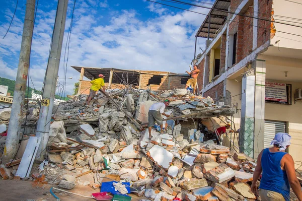 Портовьехо, Эквадор - 18 апреля 2016 года: Гора обломков обрушившегося здания после землетрясения магнитудой 7,8 — стоковое фото
