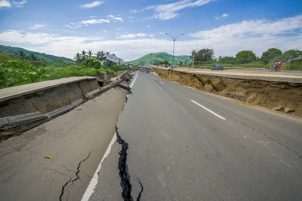 Portoviejo, Ecuador - April, 18, 2016: Cracked road after 7.8 earthquake — Stock Photo, Image