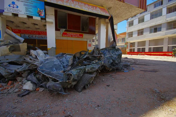 厄瓜多尔Portoviejo - April, 18, 2016: Collapsed car after 7.8 earthquake — 图库照片