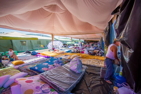 Portoviejo, Ecuador - 18 april 2016: Tenten voor de vluchtelingen na 7.8 aardbeving. — Stockfoto