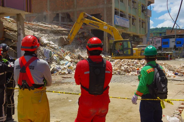 Portoviejo, Ecuador - 18 de abril de 2016: Equipo de rescate haciendo esfuerzos de recuperación después del terremoto de 7.8 Imágenes de stock libres de derechos