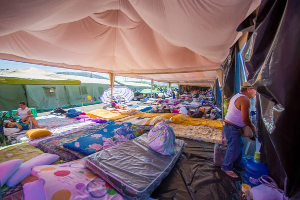 Portoviejo, Equador - 18 de abril de 2016: Tendas para os refugiados após o terremoto de 7,8 . Imagem De Stock