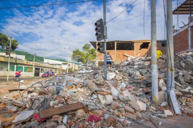 Portoviejo, Ekvador - 18 Nisan 2016: 7.8 depremden sonra çöken bir enkaz yığını