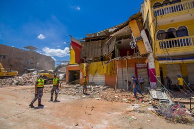 Portoviejo, Ekvador - 18 Nisan 2016: Şehir merkezini ve Manabi ilinin büyük bölümünü yok eden 7.8 depremin ardından meydana gelen etkiyi gösteren bina