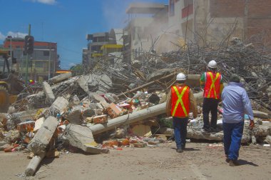 Portoviejo, Ekvador - 18 Nisan 2016: Kurtarma ekibi 7.8 depremden sonra kurtarma çalışmaları yapıyor