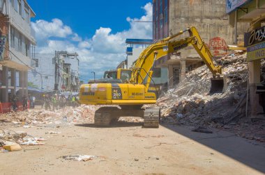 Portoviejo, Ekvador - 18 Nisan 2016: Kurtarma ekibi 7.8 depremden sonra kurtarma çalışmaları yapıyor