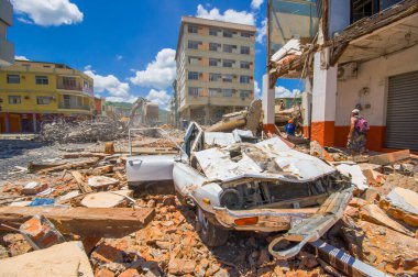 Portoviejo, Ekvador - 18 Nisan 2016: Şehir merkezini mahveden 7.8 şiddetindeki depremin ardından yıkılan araba