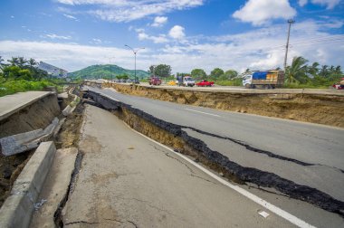 Portoviejo, Ekvador - 18 Nisan 2016: 7.8 depreminden sonra çatlak yol