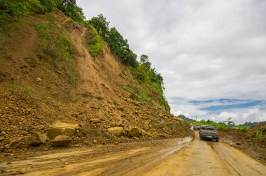 Portoviejo, Ekvador - 18 Nisan 2016: 7.8 depremden sonra kıyıya giden yolu engelleyen heyelan