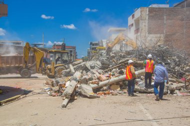 Portoviejo, Ekvador - 18 Nisan 2016: Kurtarma ekibi 7.8 depremden sonra kurtarma çalışmaları yapıyor