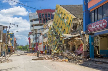 Portoviejo, Ekvador - 18 Nisan 2016: 7.8 şiddetindeki deprem sonrası etkiyi gösteren bina