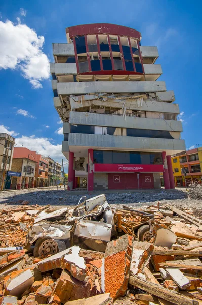 厄瓜多尔Portoviejo - April, 18, 2016：Building showing the aftereeffect of 7.8 earthquake — 图库照片