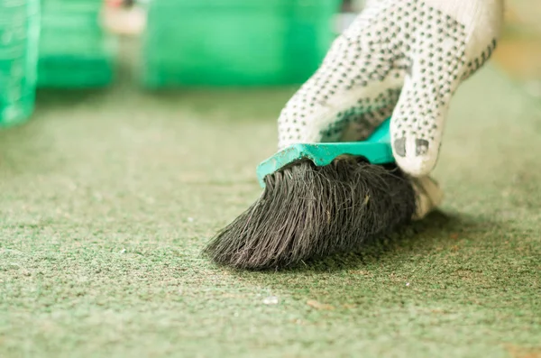 Close-up hand het dragen van witte werkhandschoenen met behulp van borstel og textiel oppervlak, opruimen na glas snijden sessie — Stockfoto