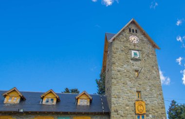 BARILOCHE, ARGENTINA - 24 Mart 2018: Sivil Merkez, Centro Civico ve Bariloche şehir merkezindeki ana meydan, San Carlos de Bariloche, Arjantin