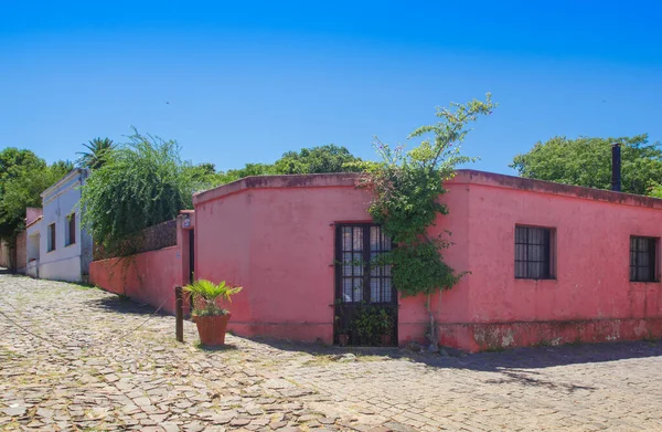 Colonia del Sacramento, Uruguay, 2 mars 2019: Besöksgatan i staden Colonia del Sacramento, världsarv — Stockfoto