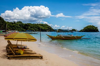 Bambu güneş salonları Ilig Iligan Beach, Boracay Adası, Filipinler
