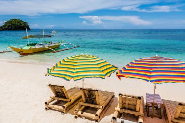 Bambu güneş salonları Ilig Iligan Beach, Boracay Adası, Filipinler