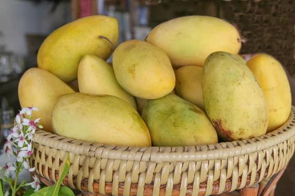 Gele mango in een mand, Filippijnen — Stockfoto