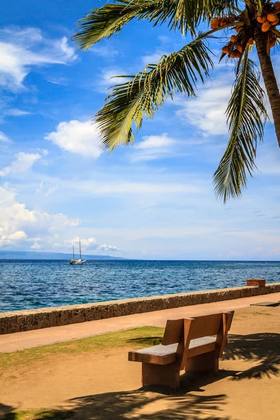 Strandpromenaden längs Rizal Boulevard, staden av Dumaguete, Filippinerna — Stockfoto